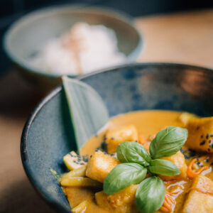 Żółte Curry Bananowe Podane z Ryżem