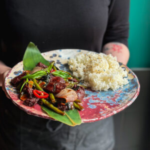 Seitan z Warzywami Stir Fry w Sosie Bazyliowym Podany z Ryżem